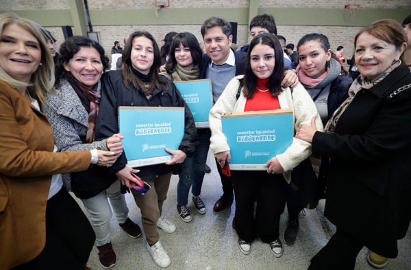 Axel Kicillof Entreg Computadoras En Tres Colegios Secundarios Nueva Ba